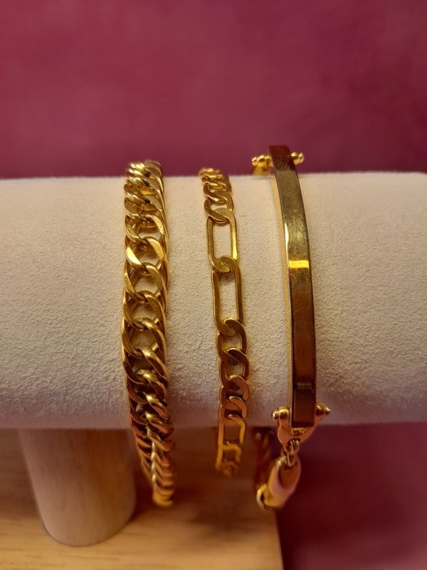 Drie vergulde armbanden