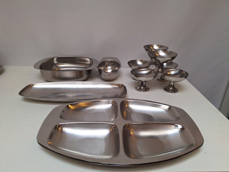 Lot van 10 Alessi potjes en serveerplateaus