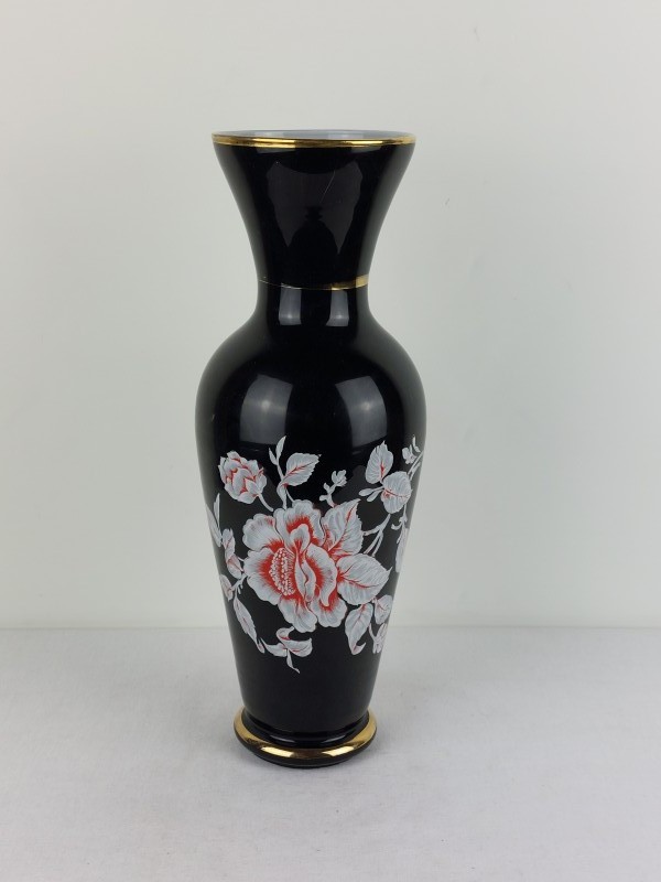 Zwarte vaas met bloemen