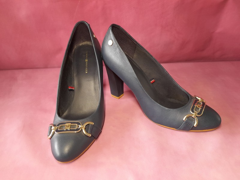 Donker blauwe pumps gelabeld "Tommy Hilfiger"