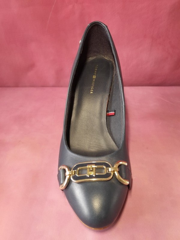 Donker blauwe pumps gelabeld "Tommy Hilfiger"