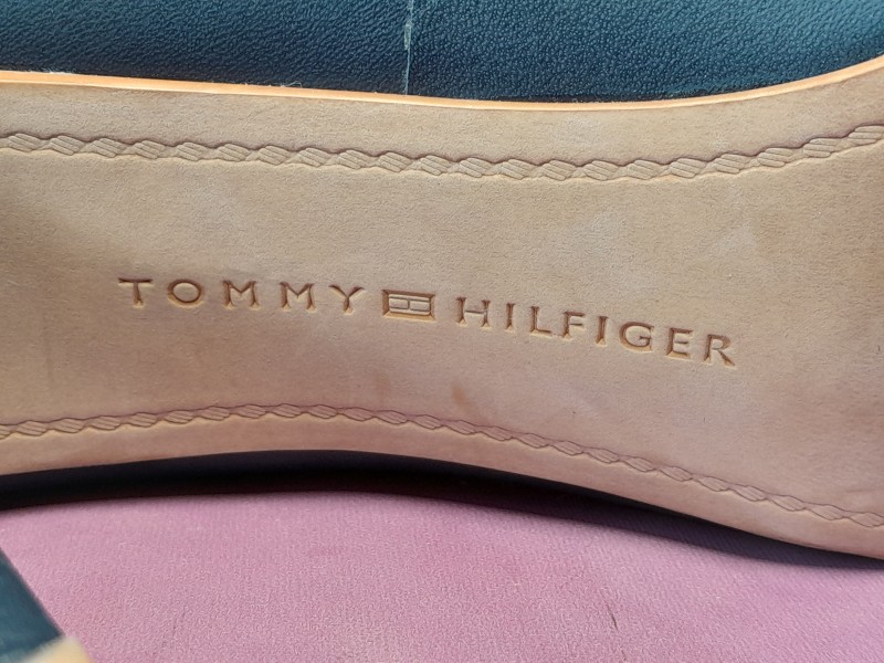 Donker blauwe pumps gelabeld "Tommy Hilfiger"