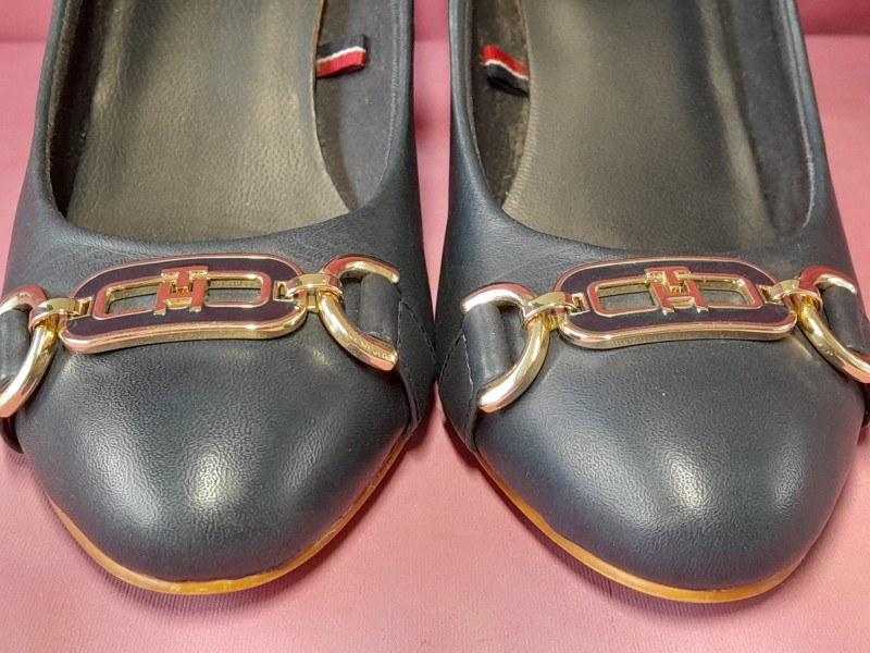 Donker blauwe pumps gelabeld "Tommy Hilfiger"