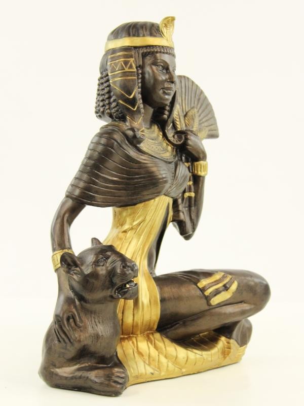 Groot polyhars beeld Cleopatra met tijger (H = 51 cm)