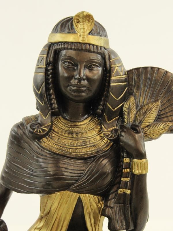 Groot polyhars beeld Cleopatra met tijger (H = 51 cm)