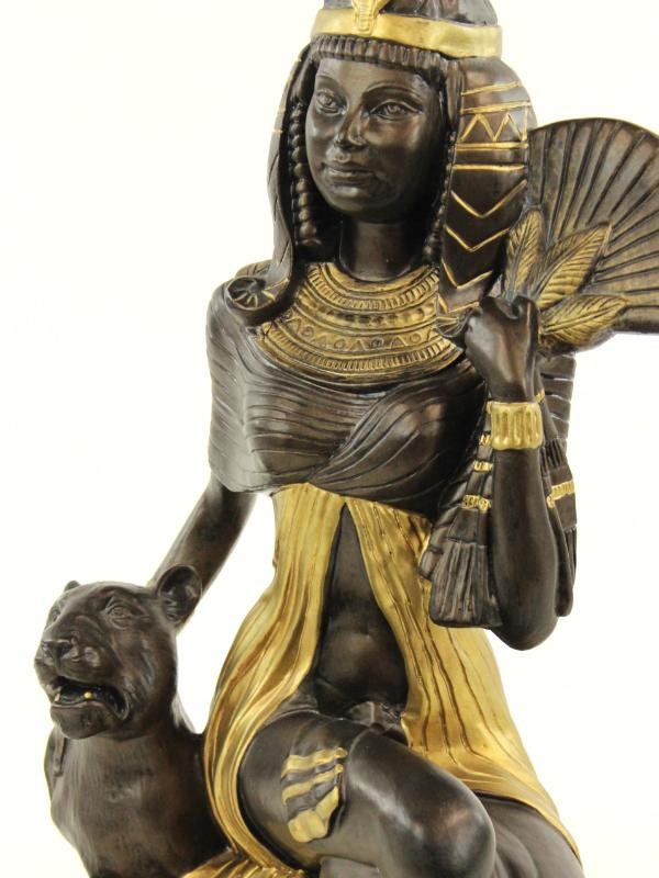 Groot polyhars beeld Cleopatra met tijger (H = 51 cm)