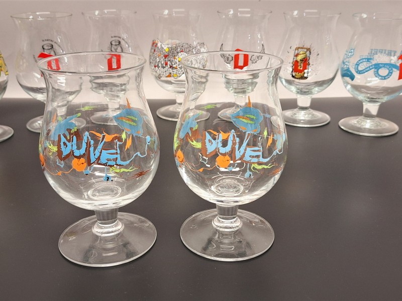 Lot van 13 Duvel art glazen