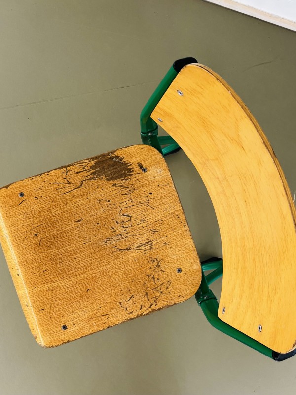 11 groene schoolstoelen