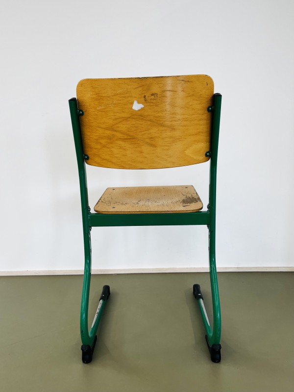 11 groene schoolstoelen