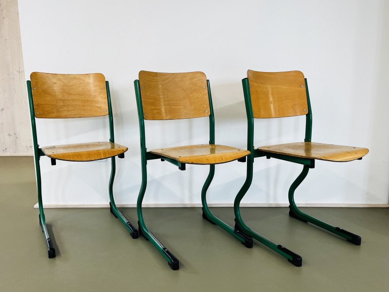 11 groene schoolstoelen