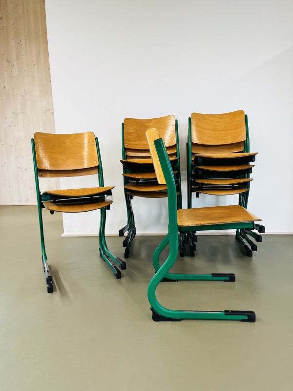 11 groene schoolstoelen