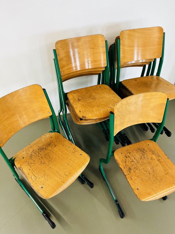 11 groene schoolstoelen