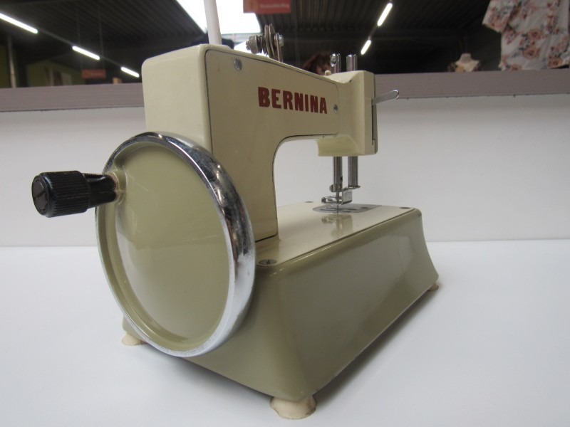 Mini Bernina naaimachine met originele opbergtas