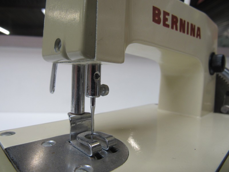 Mini Bernina naaimachine met originele opbergtas