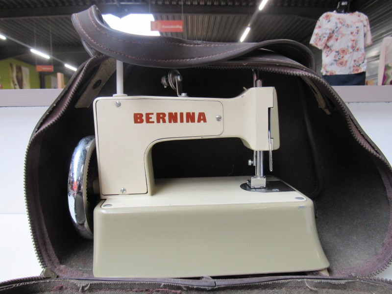 Mini Bernina naaimachine met originele opbergtas