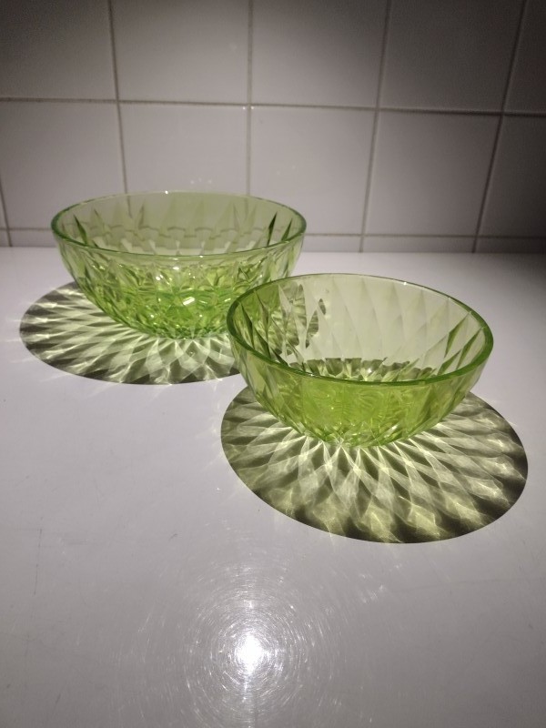 2 groene vintage schalen