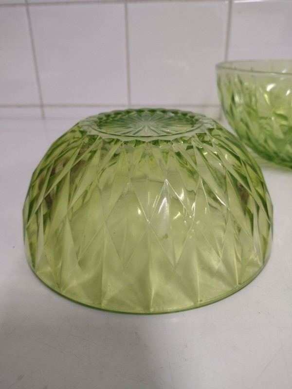 2 groene vintage schalen