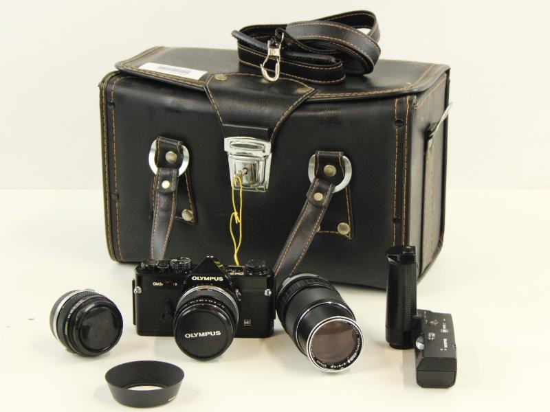 Vintage Olympus OM-2 spiegelreflexcamera met extra lenzen in draagtas