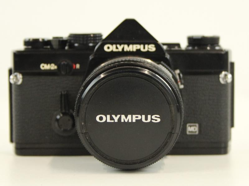 Vintage Olympus OM-2 spiegelreflexcamera met extra lenzen in draagtas