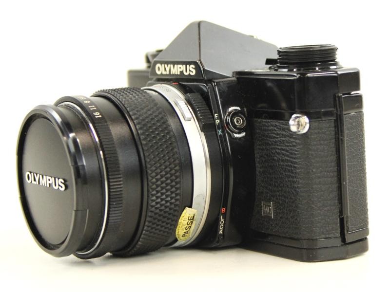 Vintage Olympus OM-2 spiegelreflexcamera met extra lenzen in draagtas