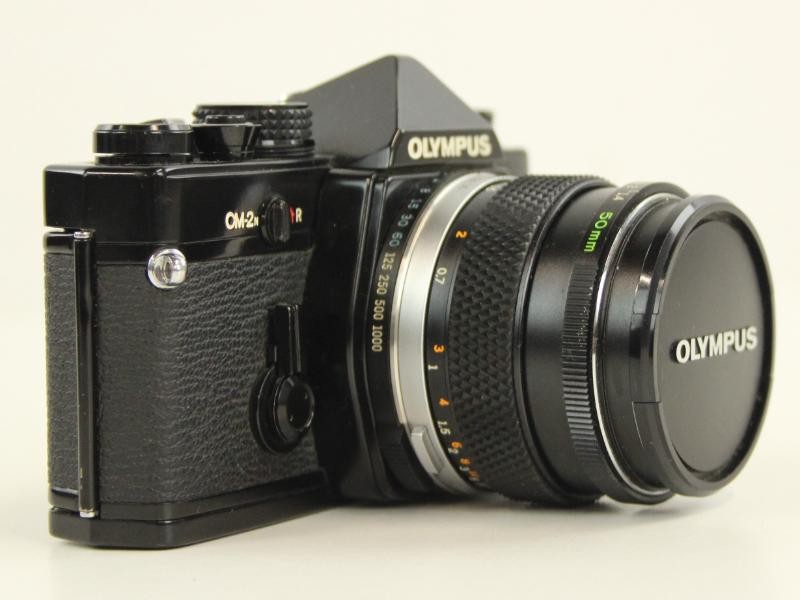 Vintage Olympus OM-2 spiegelreflexcamera met extra lenzen in draagtas