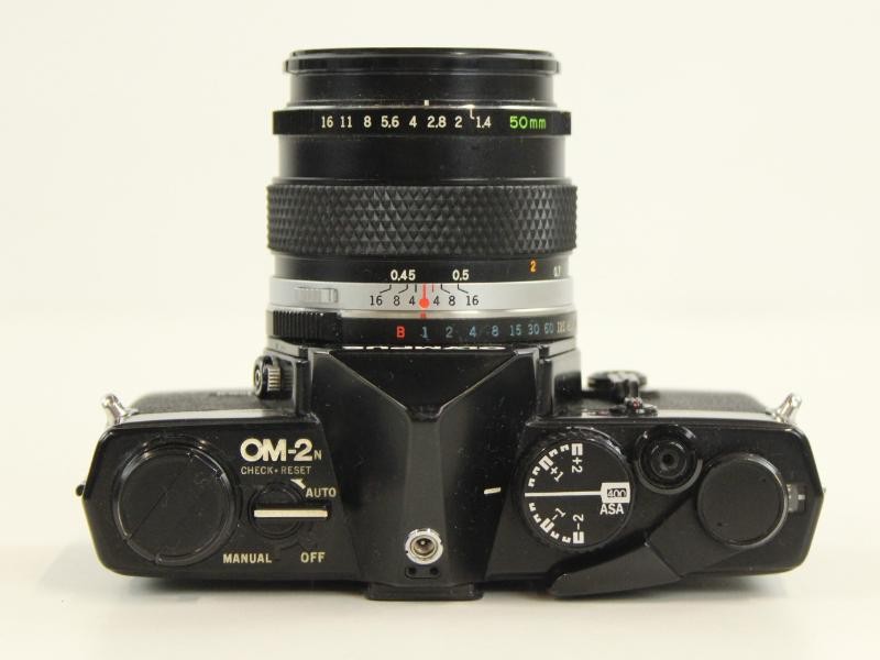 Vintage Olympus OM-2 spiegelreflexcamera met extra lenzen in draagtas