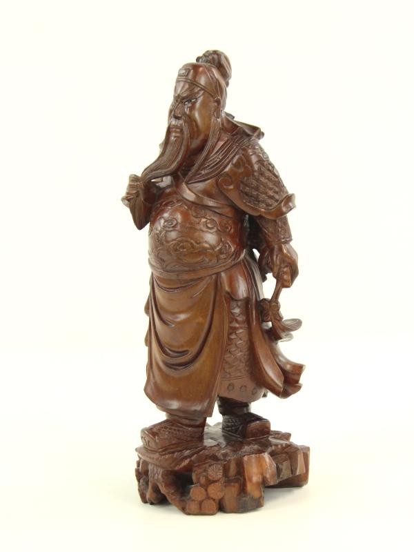 Houten beeld van Chinese krijger Guan Yu