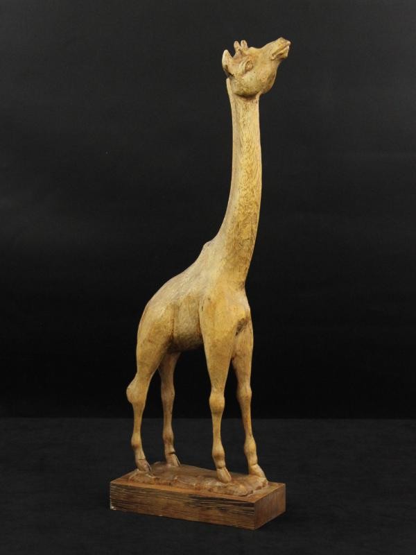 Houten sculptuur giraf