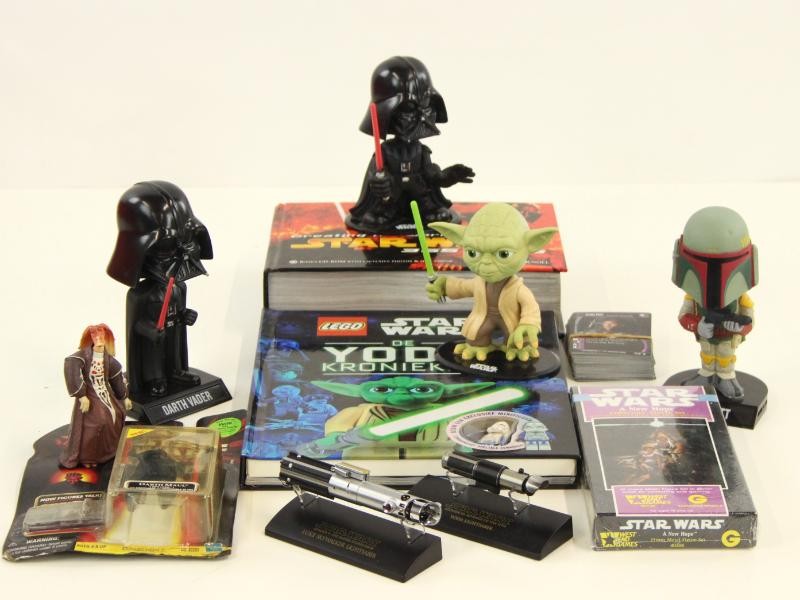 Verzameling Star Wars (o.a. Lightsabers, Funko-pops, trading cards)