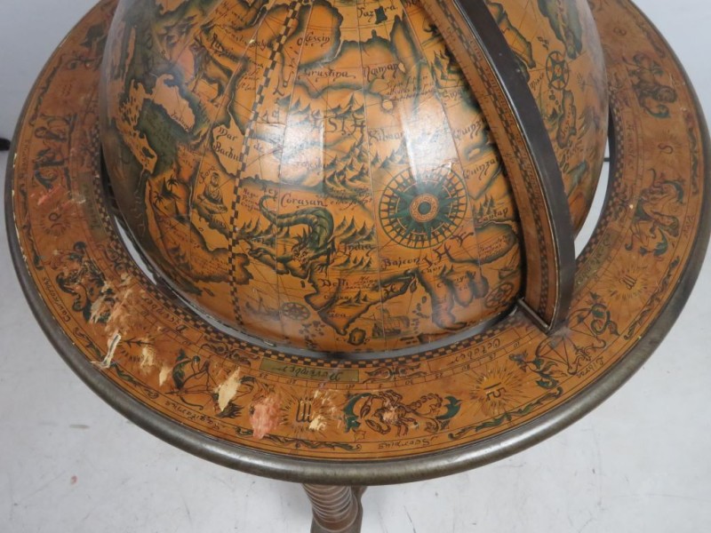 Vintage bar Globe