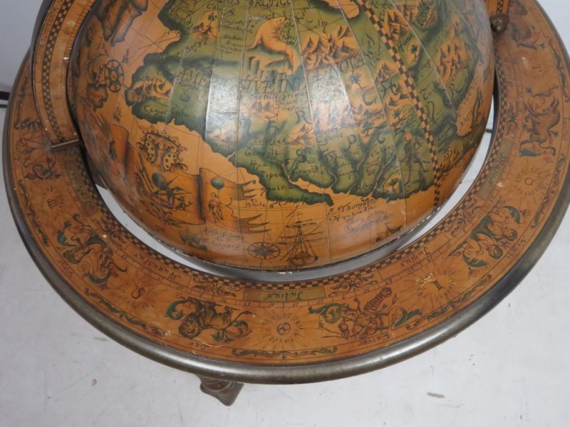 Vintage bar Globe