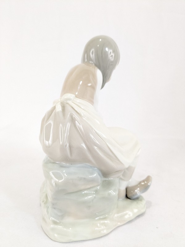 NAO by LLADRO 'Figura Lechera Triste'