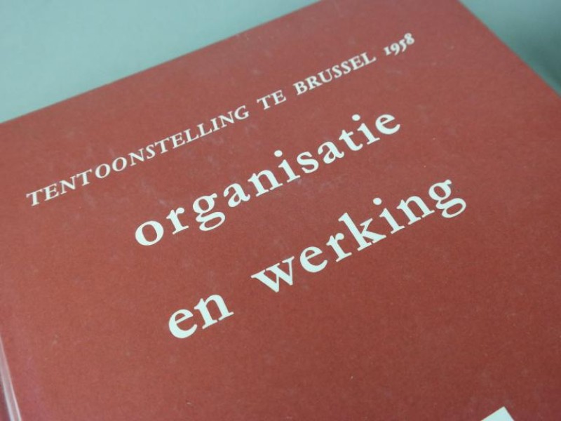 Twee van acht boeken over de wereldtentoonstelling in Brussel 1958