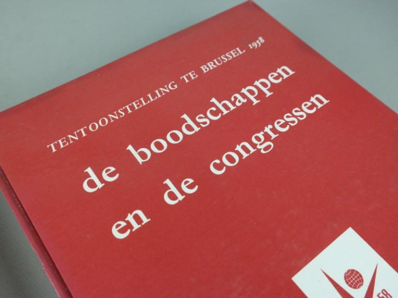 Twee van acht boeken over de wereldtentoonstelling in Brussel 1958