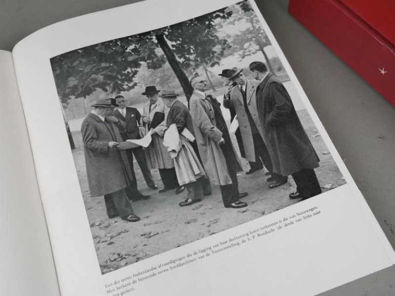 Twee van acht boeken over de wereldtentoonstelling in Brussel 1958