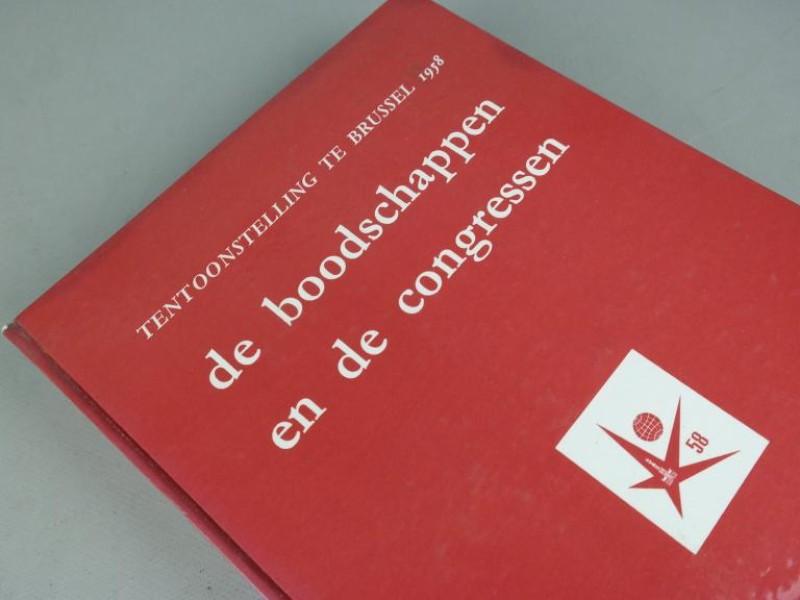 Twee van acht boeken over de wereldtentoonstelling in Brussel 1958