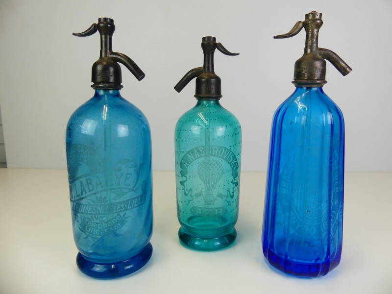 Blauwe glazen spuitwaterflessen