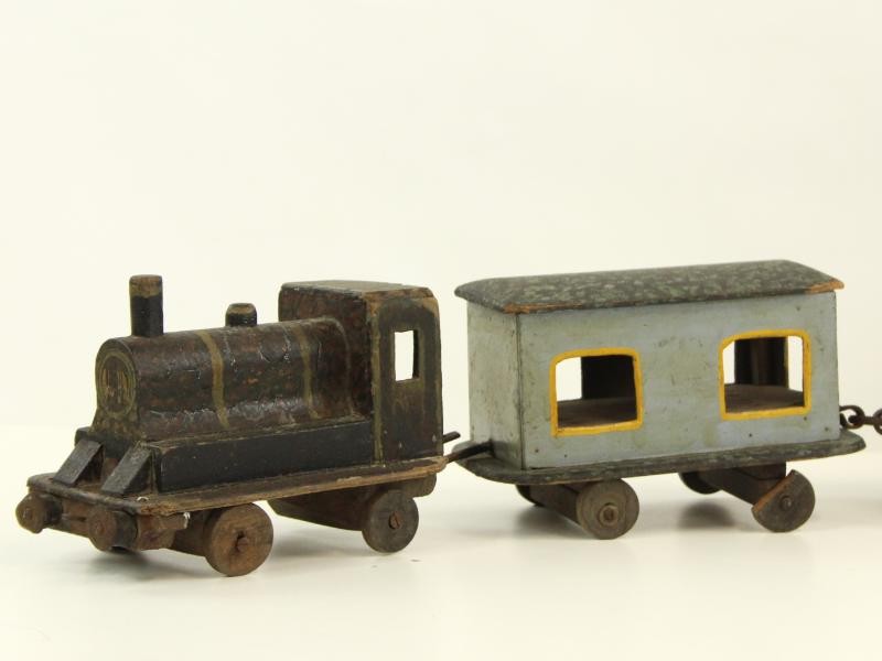 Antieke, houten stoomlocomotief met 3 bijhorende wagons