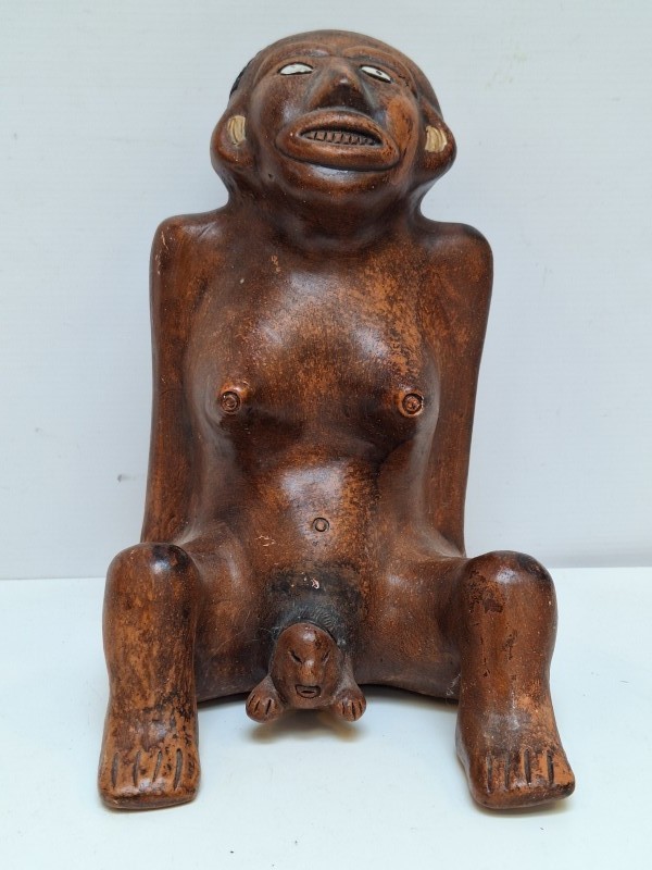 Pre-Columbiaans aardewerk figuur van een vrouw die bevalt