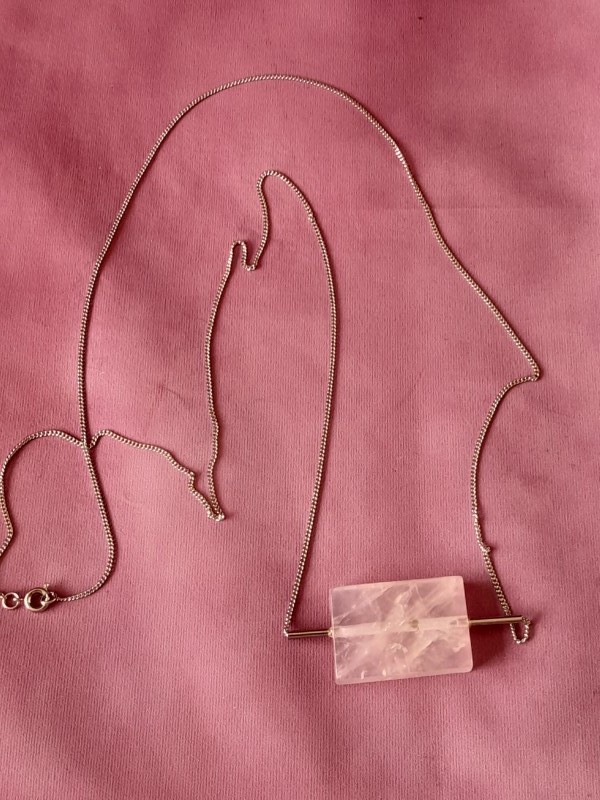 Moderne lange ketting met roze kwarts hanger