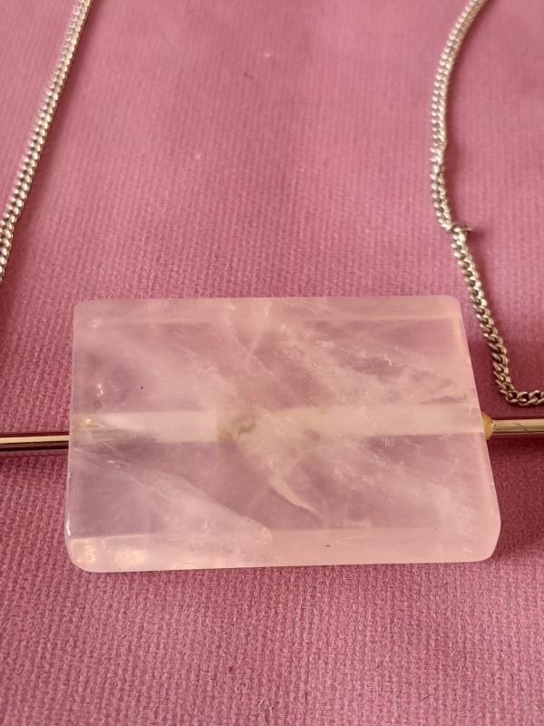 Moderne lange ketting met roze kwarts hanger