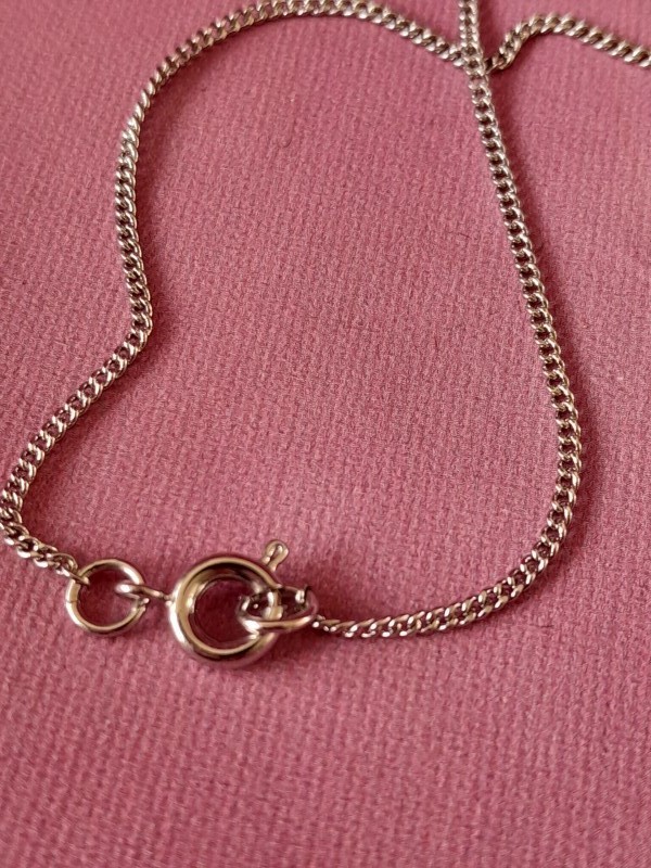 Moderne lange ketting met roze kwarts hanger