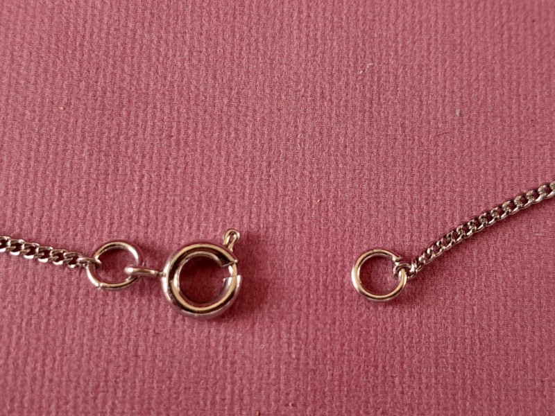 Moderne lange ketting met roze kwarts hanger