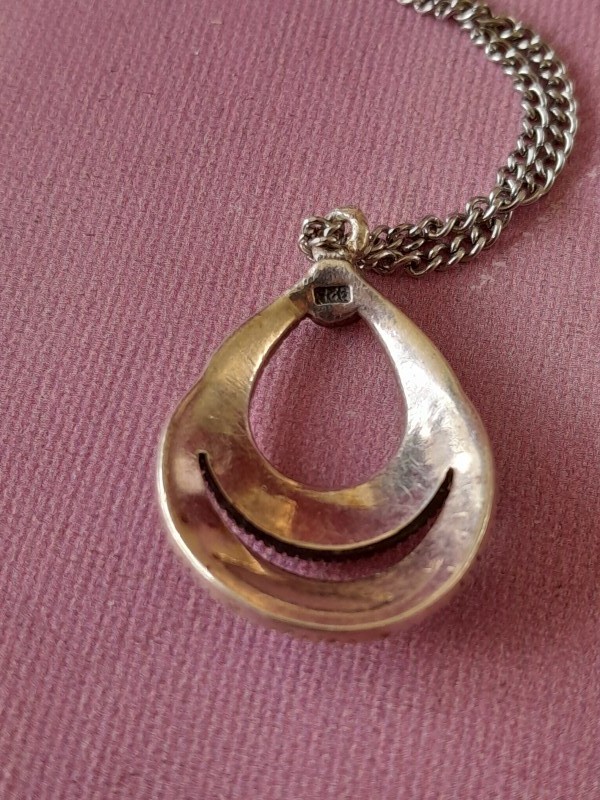 Ketting met zilveren hanger.