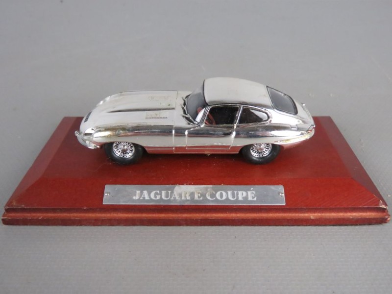 Vintage model auto: Jaguar E Coupé