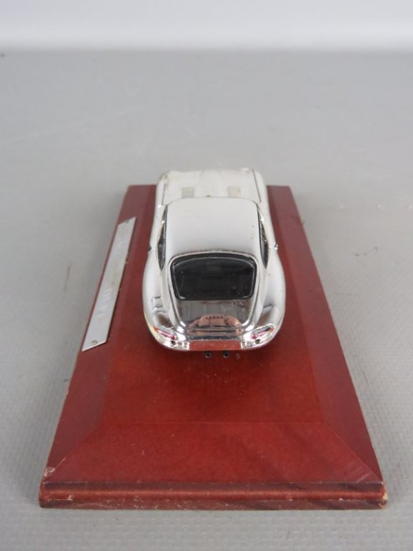 Vintage model auto: Jaguar E Coupé