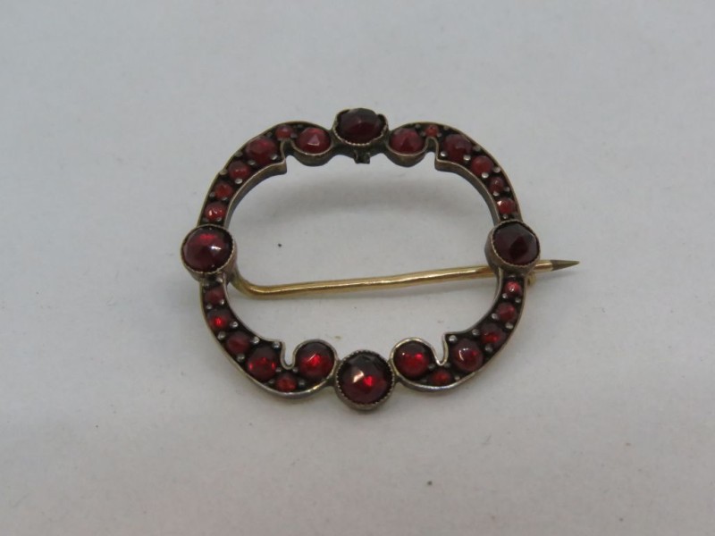 Art nouveau vergulde broche met robijnen