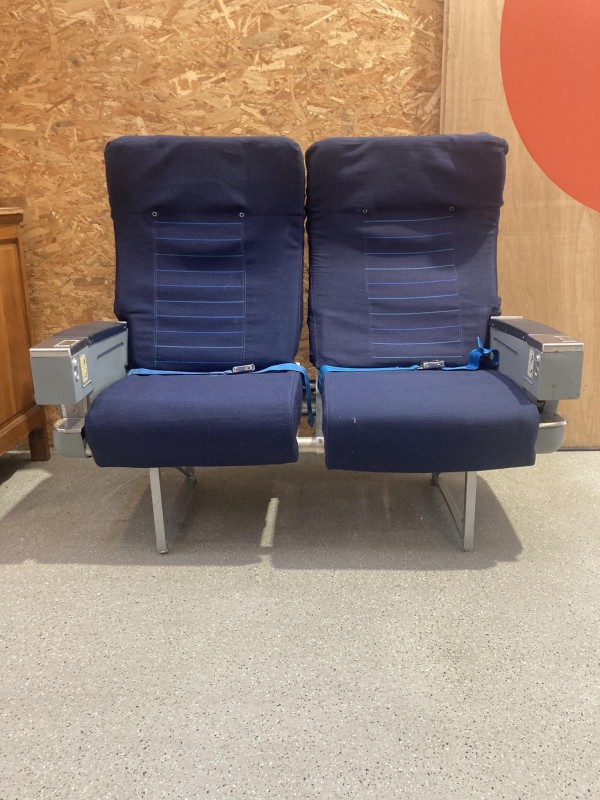 set van 2 vintage vliegtuigstoelen uit een boeing 747