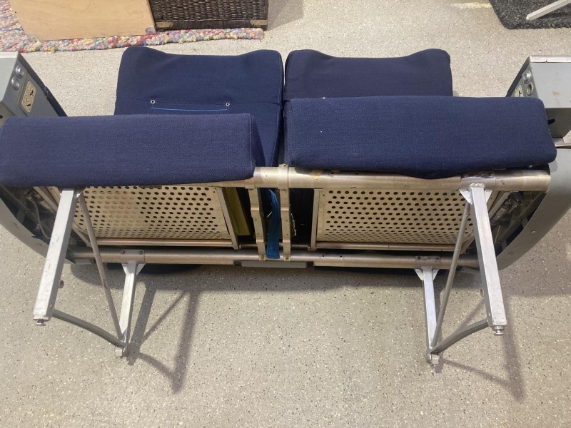 set van 2 vintage vliegtuigstoelen uit een boeing 747