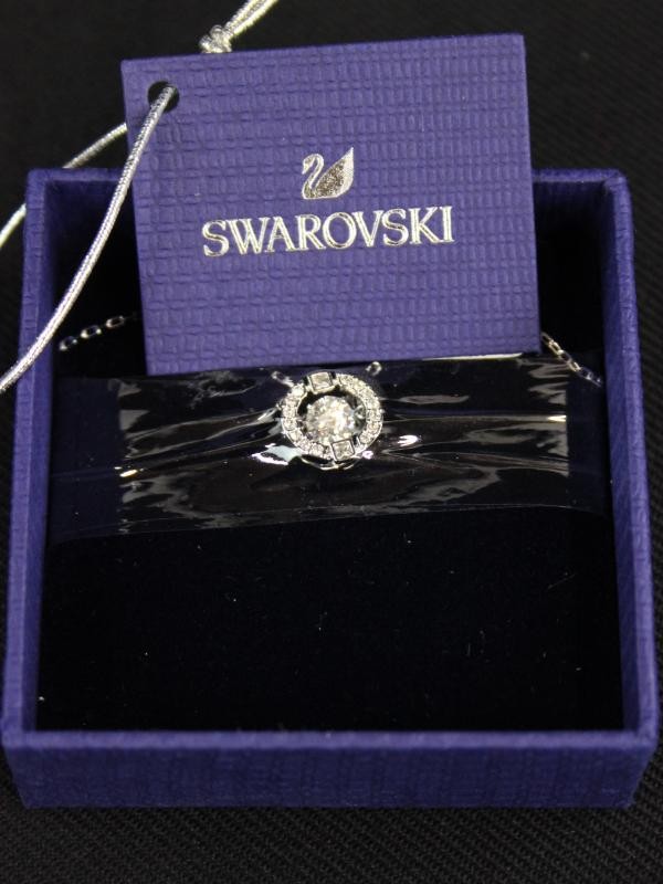 Swarovski ketting en oorknopjes in O.V.P.